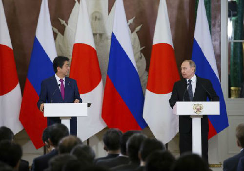 2017年4月27日，在俄罗斯首都莫斯科，俄罗斯总统普京（右）和到访的日本首相安倍晋三出席新闻发布会。（新华社）