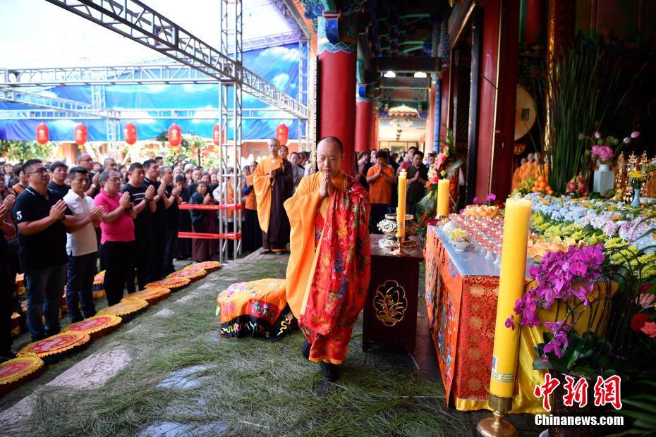 当日是农历七月十五日,位于云南省昆明市的千年古刹圆通寺举行盂兰盆