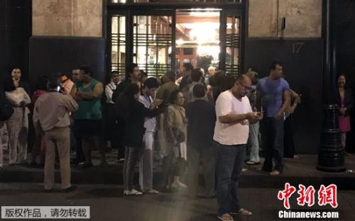 墨西哥西南海域发生8.0级地震，民众逃出建筑物。