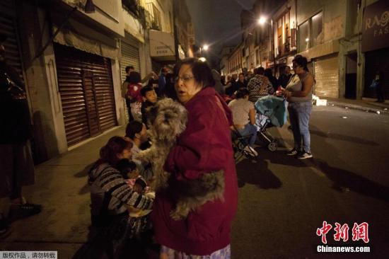 北京时间8日12时49分左右，墨西哥南部海域发生强震，美国地质勘探局将震级上调为8.1级。墨西哥首都震感强烈，市民抱着宠物街头避险。