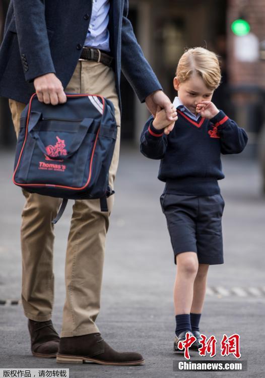 乔治小王子上学第一天 获老爸陪同害怕与校长