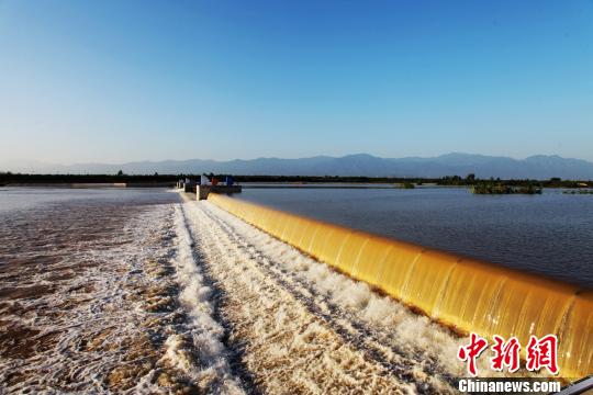 中国西北地区最长拦河气盾坝成功蓄水