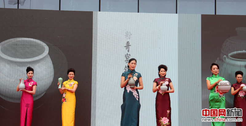 9月10日，第十二届北京文博会2017北京陶瓷艺术馆“陶瓷艺术+”大型系列文化活动正式启动，“瓷乐演奏”、“少儿朗诵”、“模特走秀”等中国风主题活动纷纷亮相。图为“龙泉青瓷”模特走秀。 摄影 中国网记者 苏向东