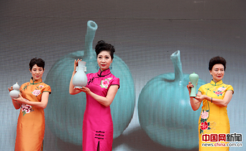 9月10日，第十二届北京文博会2017北京陶瓷艺术馆“陶瓷艺术+”大型系列文化活动正式启动，“瓷乐演奏”、“少儿朗诵”、“模特走秀”等中国风主题活动纷纷亮相。图为“龙泉青瓷”模特走秀。 摄影 中国网记者 苏向东