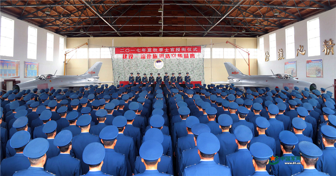 在甘肃某地,西部战区空军航空兵某旅集中组织士官晋升军衔仪式