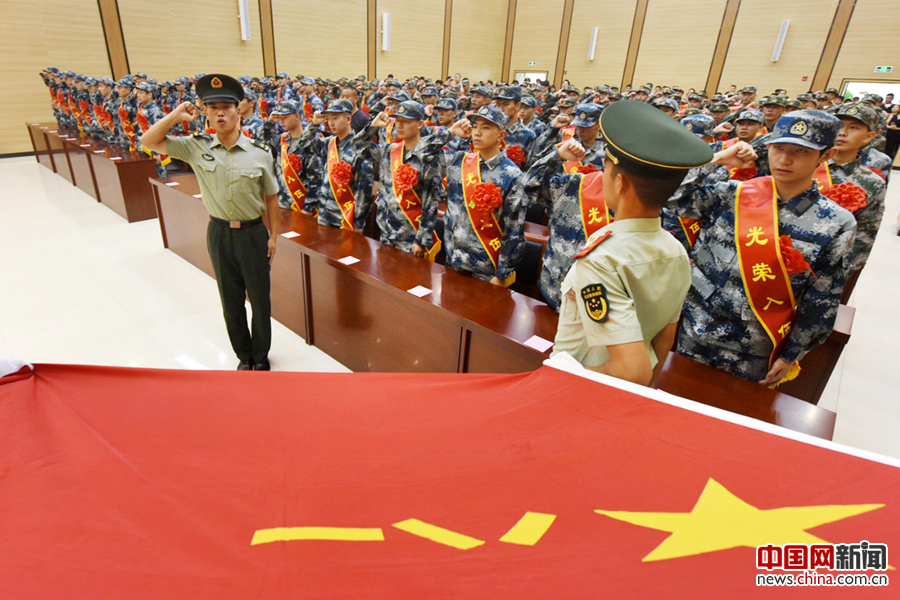 组织新兵战士进行入伍宣誓
