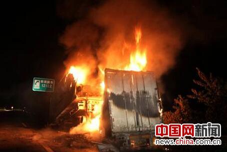 渝湘高速挂车起火堵车近3小时 黔江消防扑救排险 渝湘高速挂车起火堵车近3小时 黔江消防扑救排险