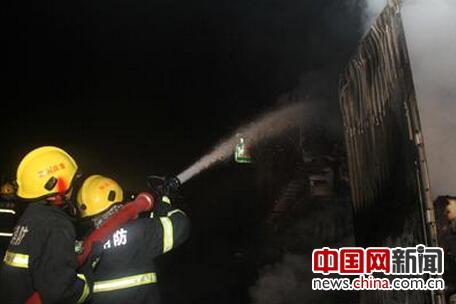 渝湘高速挂车起火堵车近3小时 黔江消防扑救排险 渝湘高速挂车起火堵车近3小时 黔江消防扑救排险