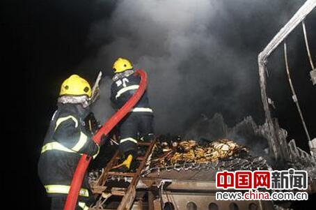 渝湘高速挂车起火堵车近3小时 黔江消防扑救排险 渝湘高速挂车起火堵车近3小时 黔江消防扑救排险