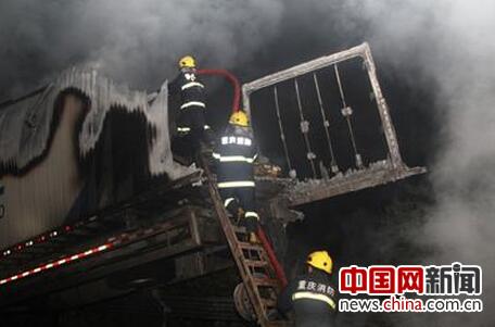 渝湘高速挂车起火堵车近3小时 黔江消防扑救排险 渝湘高速挂车起火堵车近3小时 黔江消防扑救排险