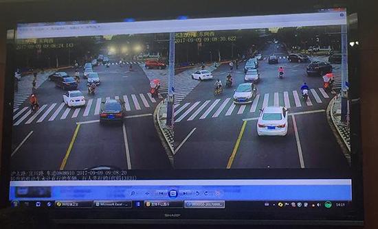 沪太路宜川路路口，这套新型“九合一”电子警察拍到机动车“左转不让直行”违法行为。澎湃新闻见习记者 李佳蔚 图