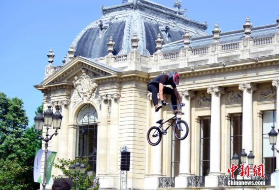 6月23日,正在申办2024年奥运会的巴黎市政府以塞纳河和著名的亚历山大三世桥为“舞台”举行“奥林匹克日”活动。 <a target='_blank' href='http://www.chinanews.com/'><p align=