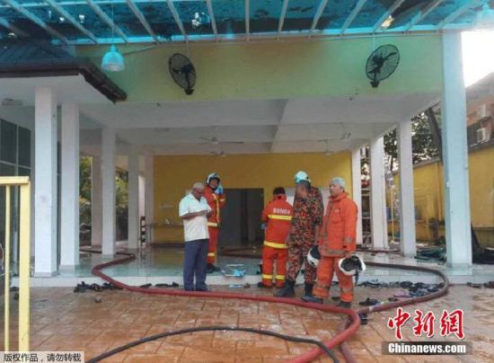 消防人员在事发现场。当地消防局在接获报警后派出近百名消防员到场进行灭火，火势在早上7时30分得到控制。