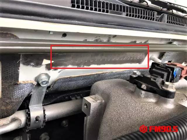 李先生这辆三菱帕杰罗的车架号有明显的重影、被篡改痕迹。