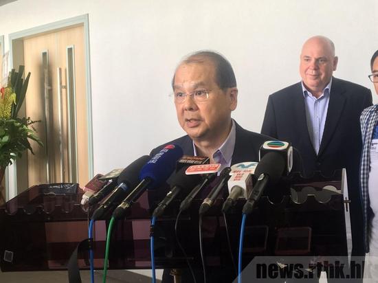  香港特区政府政务司司长张建宗表示“港独”绝无讨论空间（图源：香港电台） 