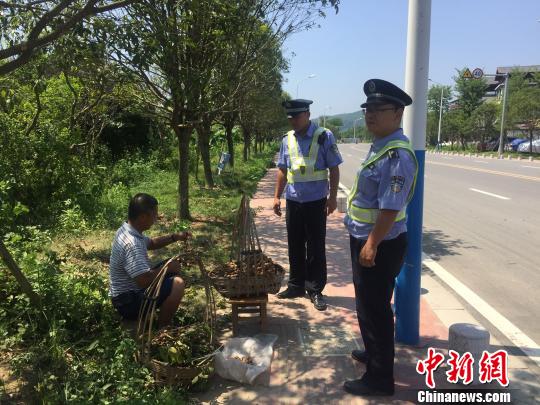 广西小贩摆摊5年改行当城管:希望互相理解(图)