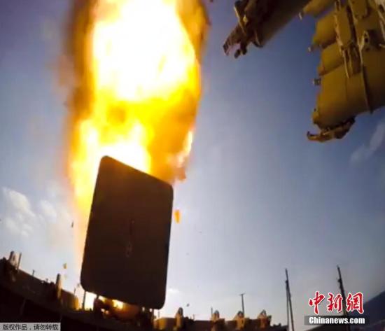 资料图:俄军舰向叙利亚代尔祖尔地区IS设施发射导弹。