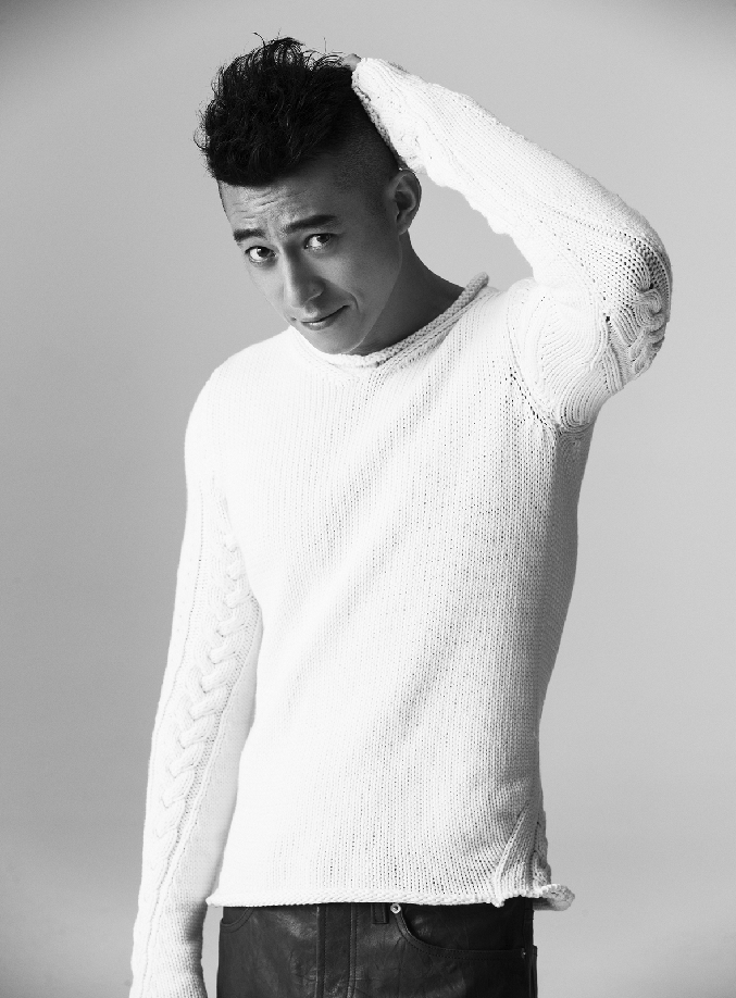 近日,演员鲁诺的一组初秋大片曝光,片中鲁诺身着白色毛衣出镜,霸气中