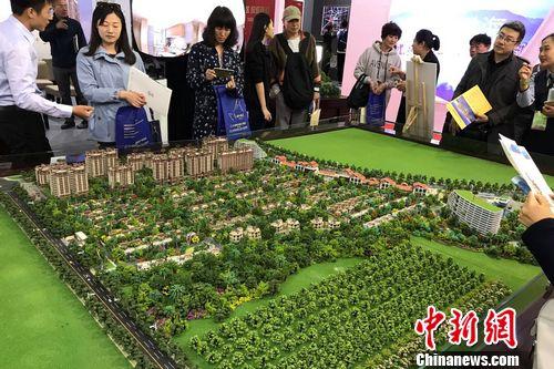 民眾在2017年北京春季房展會上的某樓盤展臺諮詢。中新網 程春雨 攝
