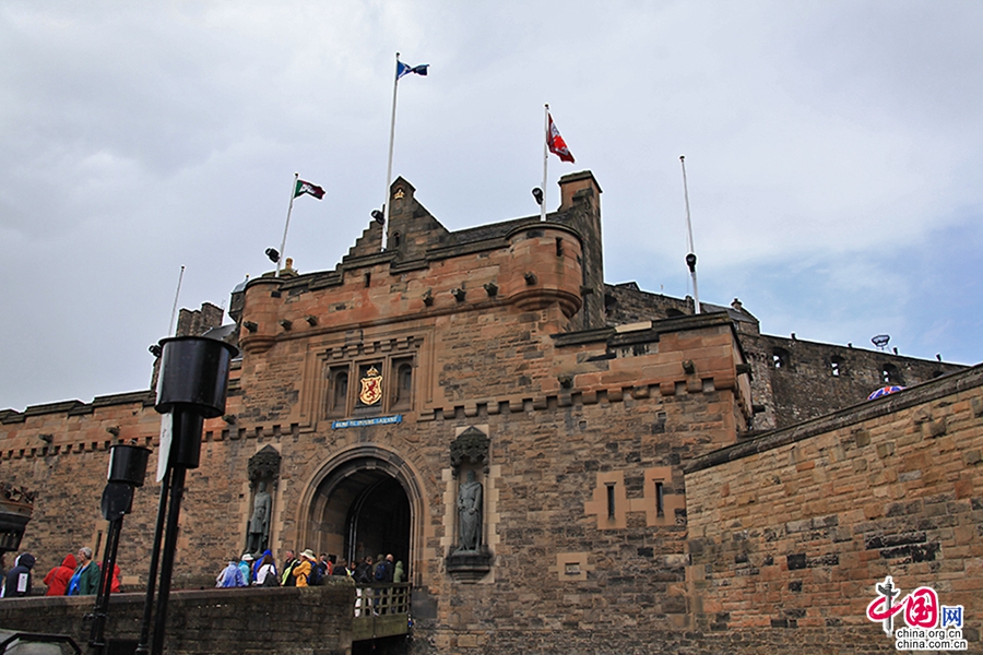 爱丁堡城堡主城门两侧是罗伯特与威廉的雕像