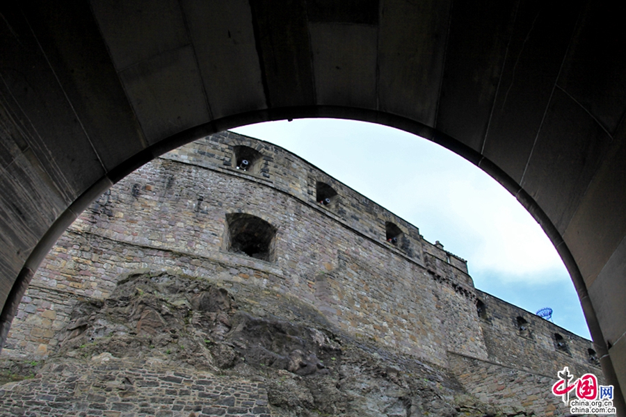 爱丁堡城堡有自然形成的三面陡峭的悬崖和一个东向的斜坡