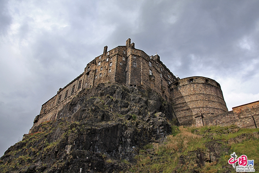爱丁堡城堡耸立在城堡山岩顶上