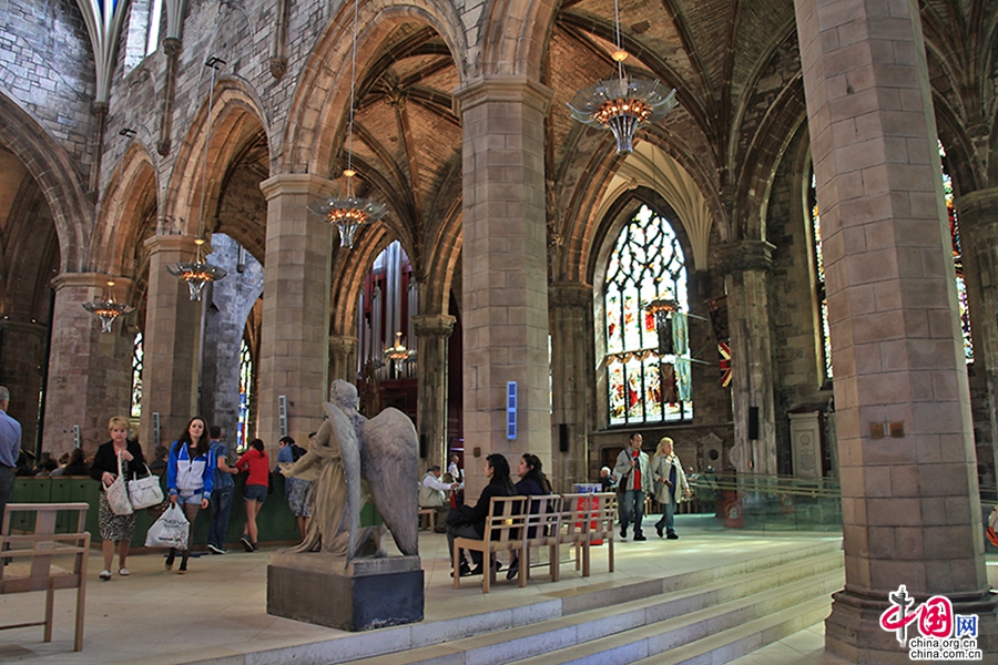 爱丁堡圣吉尔斯大教堂高大的拱廊