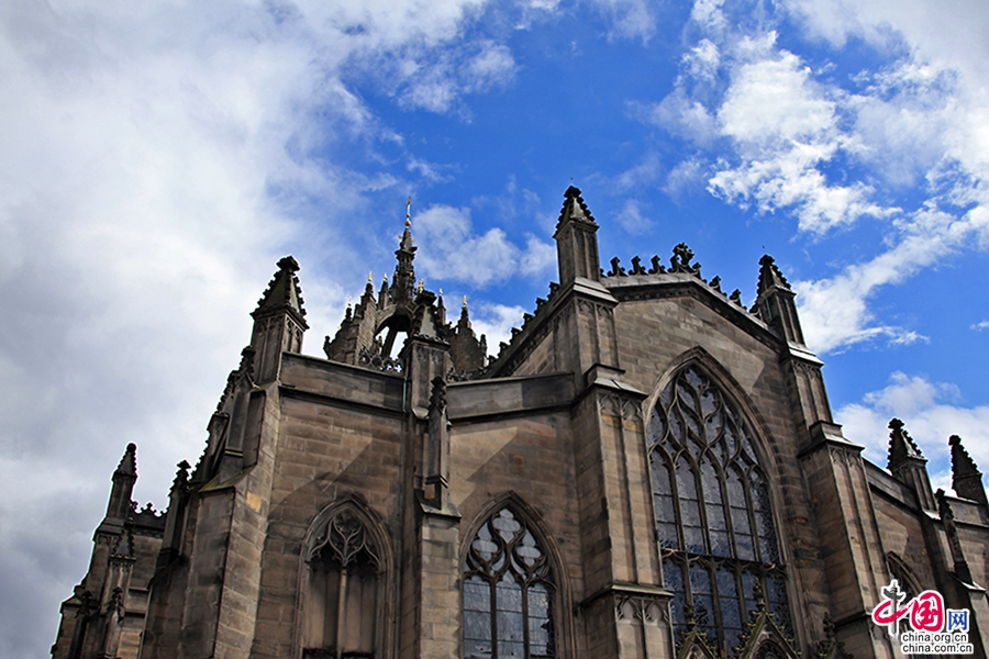 爱丁堡圣吉尔斯大教堂经过多次改扩建，建筑风格多样