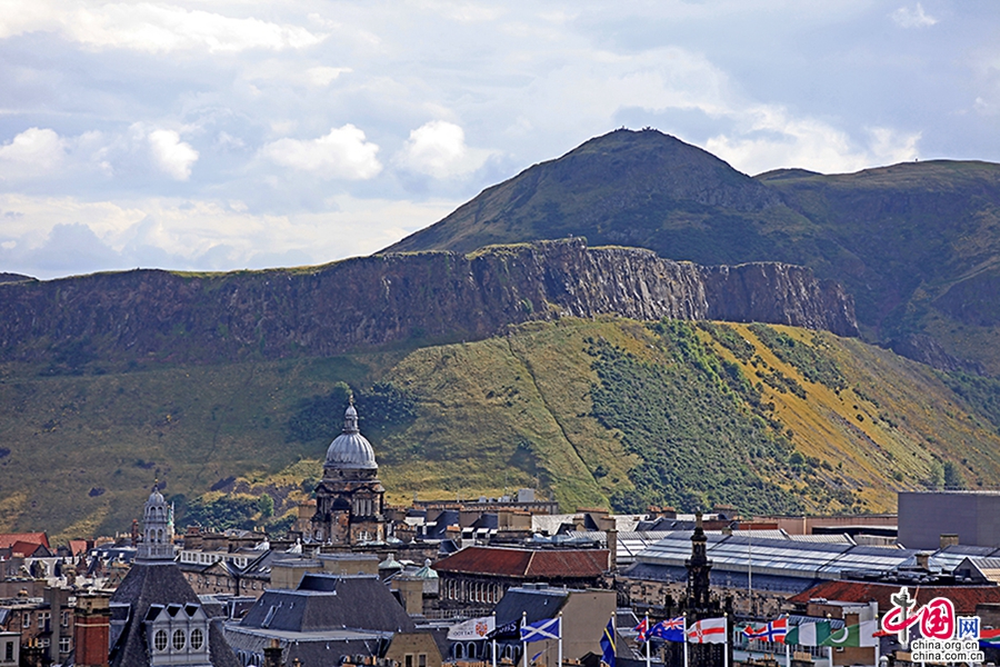 爱丁堡建于低地，有山环绕