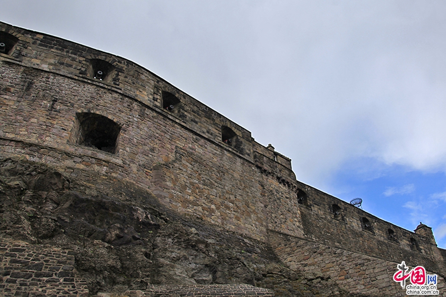 城墙之上是炮台