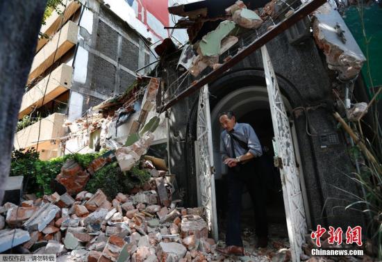 强震造成墨西哥城及周边多个城市房屋损毁严重，逾百人死亡。图为墨西哥城临近城市Condesa，一名男士从楼房里出来，门外是满地的房屋瓦砾，建筑已成废墟。