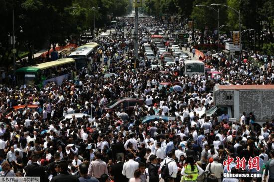 据墨西哥国家地震局发布的消息，地震发生在当地时间13时14分，震中位于莫雷洛斯州阿克索恰潘市西南12公里处，震源深度57公里。图为地震发生后，墨西哥首都墨西哥城的民众纷纷涌上改革大道（Reforma Avenue）避难。