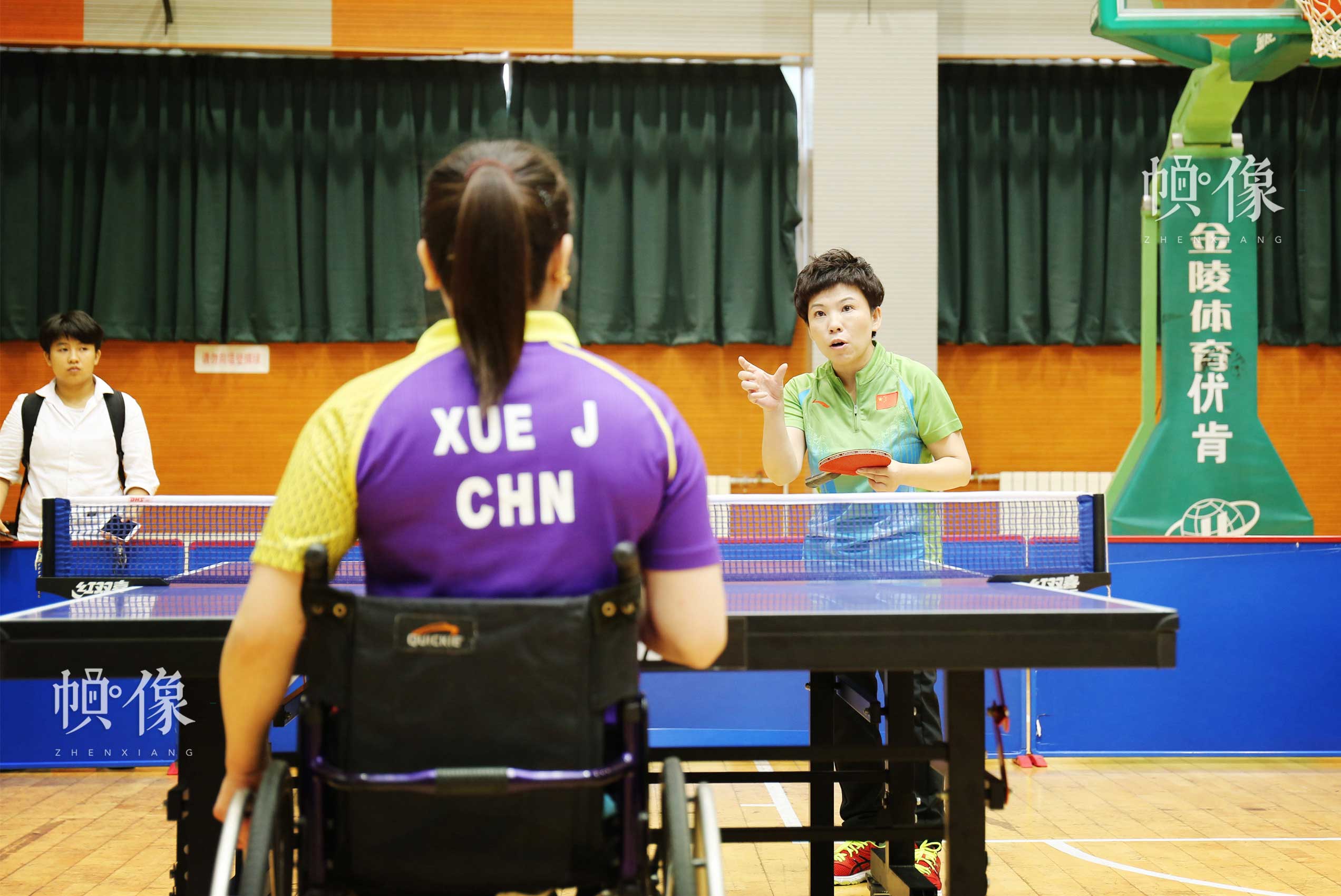 2017年8月10日，第七屆殘疾人健身周推廣日活動在京舉行。圖為鄧亞萍在活動現場指導殘疾人女乒選手薛娟打球。中國網記者 王夢澤 攝