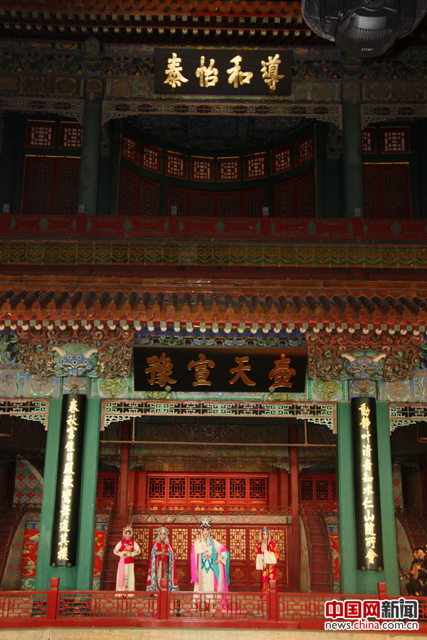 2017年9月19日晚，紫禁城畅音阁，这座乾隆时期所建保存至今的唯一一座三层大戏台，在时隔百年后再次开锣，唱起大戏。 摄影 中国网 苏向东