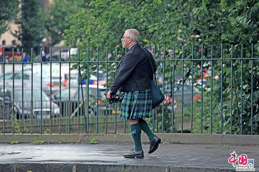 爱丁堡街头身着苏格兰裙的老人