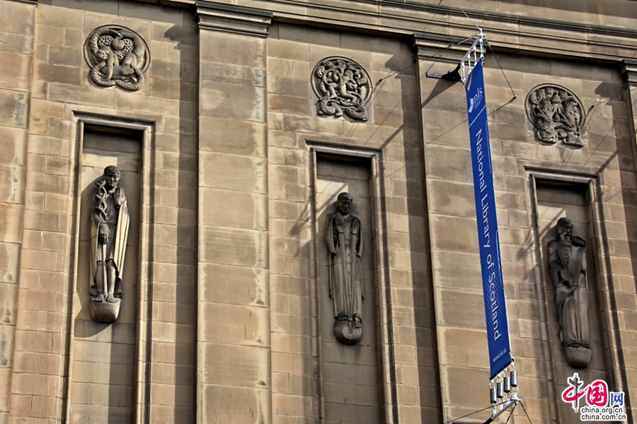 苏格兰国立图书馆外立面的文豪雕塑