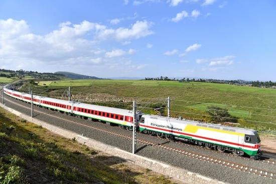 2016年10月3日，在埃塞俄比亚首都亚的斯亚贝巴附近，一列试运行列车在亚吉铁路上行驶。新华社记者孙瑞博摄