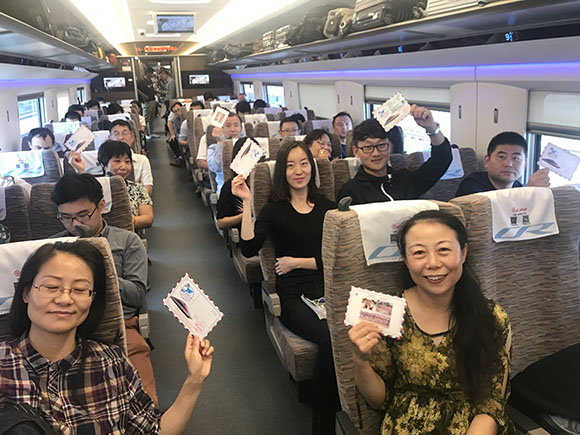 京沪高铁 复兴号 正式达速350km\/h 首批乘客送