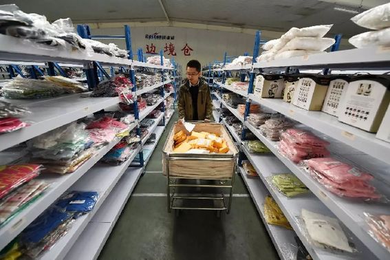 ▲資料圖片：在黑龍江俄速通公司的邊境倉，工作人員在分揀貨品。