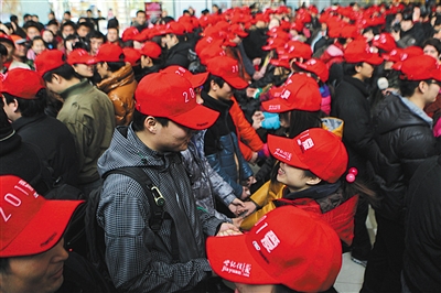 在一家婚恋网相亲成功的上百对情侣现身一场相亲会,以亲身经历鼓励还在相亲的单身男女。 新京报资料图片