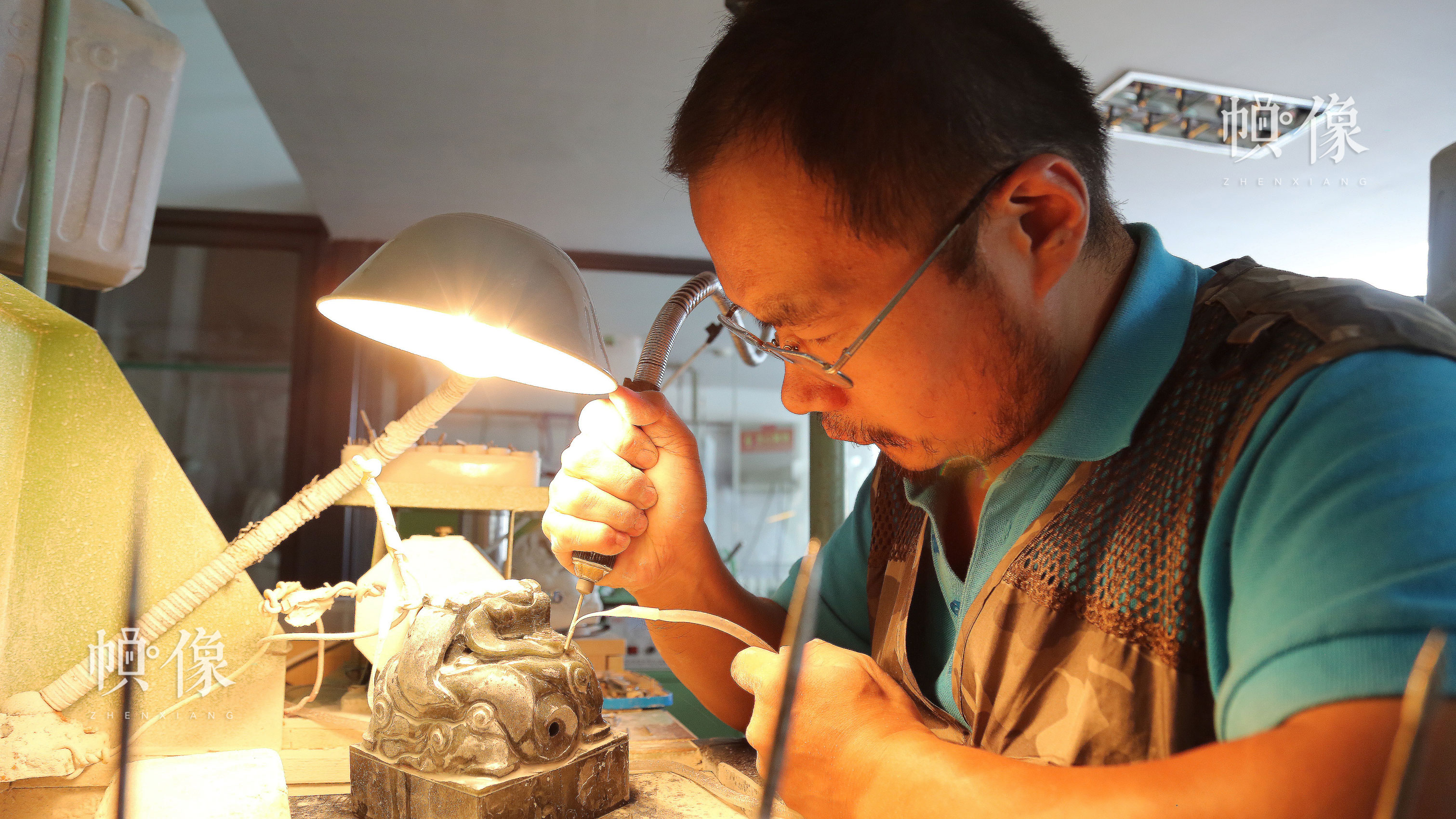 2017年9月5日，北京工美聚艺文化创意园区，玉雕工作者在雕琢玉器。中国网记者 赵超 摄