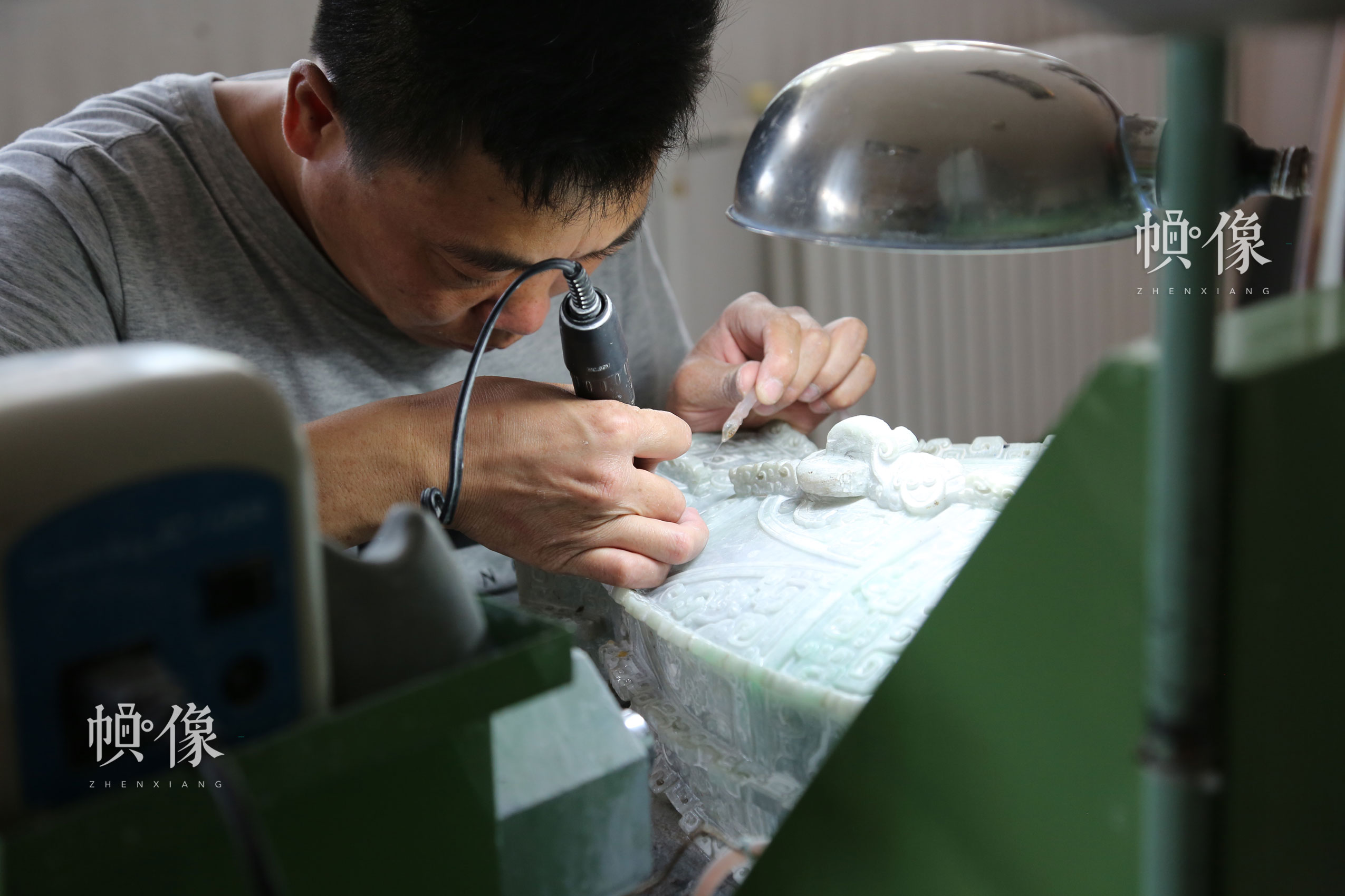 2017年9月5日，北京工美聚艺文化创意园区，玉雕工作者在雕琢玉器。中国网记者 赵超 摄