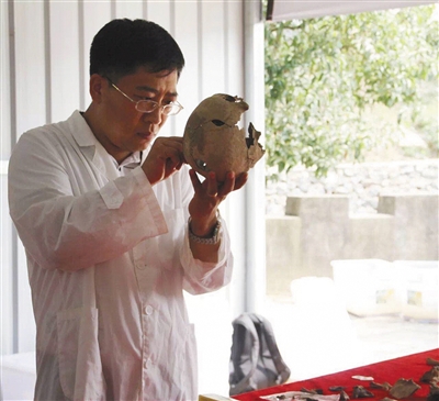 李法军正在进行骨骼鉴定工作。受访者供图