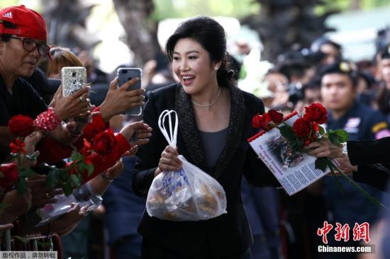 英拉抵达时收到民众热情欢迎。