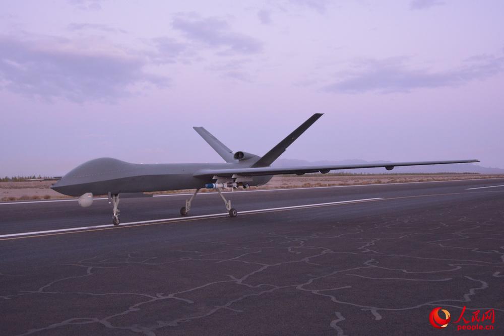 “彩虹-5”无人机携带8AR-1导弹准备进行打靶试验。谷凤豪 摄影