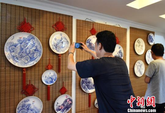 5旬男子瓷盘上画“老重庆”展现别样山城与“三层”
