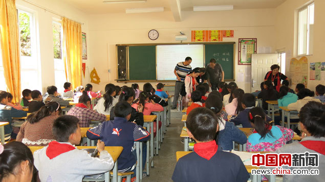 昭通市巧家县新店镇“红十字博爱学校”的学生们正在吃免费午餐。中国网记者 张艳玲 摄