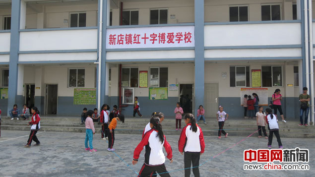昭通市巧家县新店镇“红十字博爱学校”的孩子们午休时间正在玩跳皮筋。中国网记者 张艳玲 摄