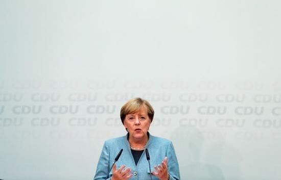 9月25日，德国总理默克尔在位于柏林的基民盟总部出席新闻发布会。（新华社）