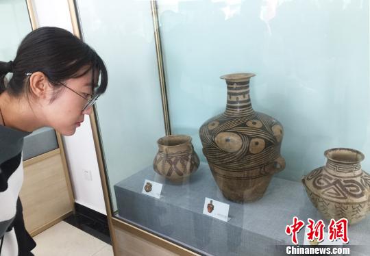 距今约5000多年的马家窑彩陶精品亮相甘肃临洮
